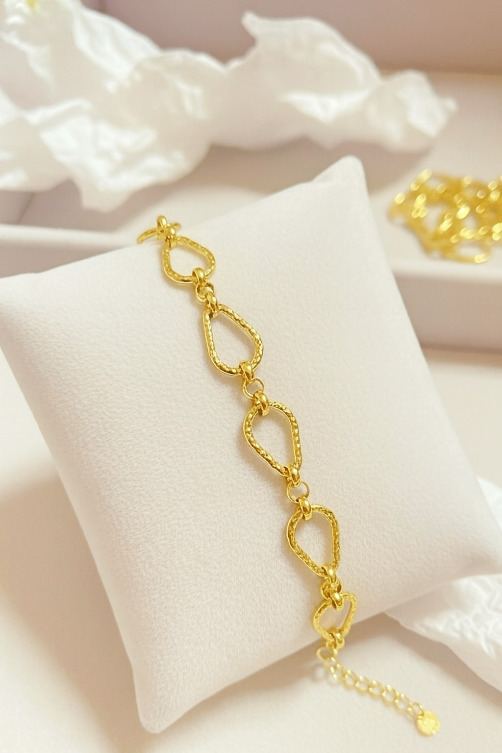 Golden Teardrop Armband